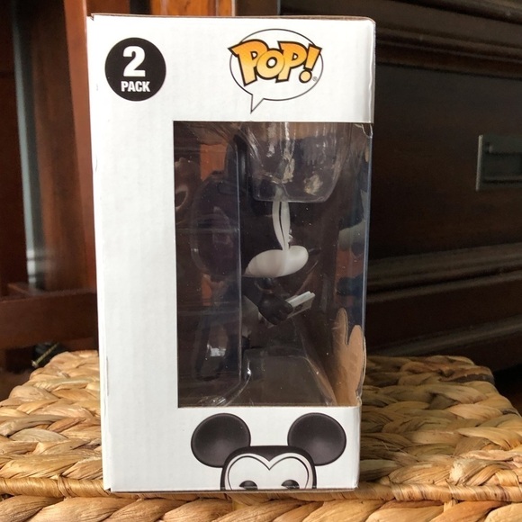 Funko Pop: Disney: D23 expo black & white Mickey & Minnie Mouse vinyl figures - Picture 4 of 4